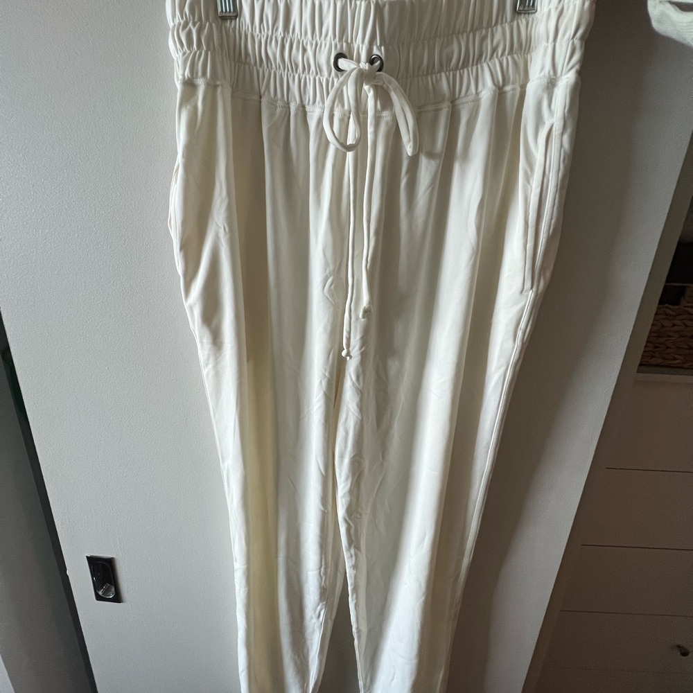 NEW!! Fabletics Women’s white Joggers